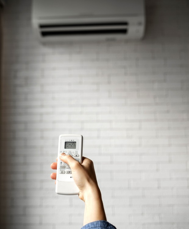 Controlar a temperatura e usar as funções específicas do ar-condicionado ajudam a ter mais eficiência energética (Foto: Freepik / CreativeCommons)