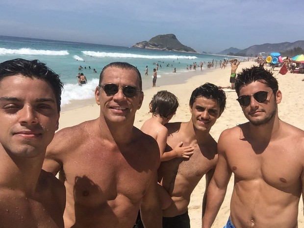 Rodrigo Simas, Beto Simas, Felipe Simas e Bruno Gissoni  (Foto: Reprodução/Instagram)