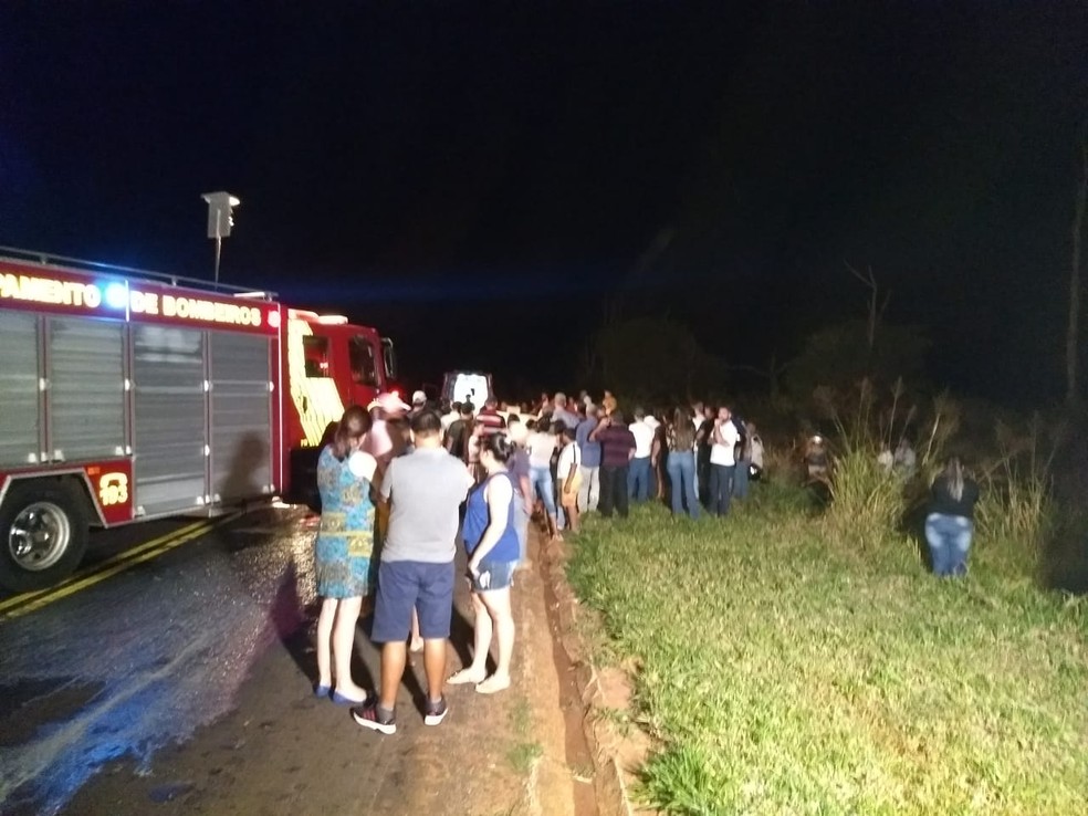 A PR-180, entre Guairaçá e Terra Rica, ficou totalmente interditada para o atendimento ao acidente com quatro mortos, na noite de domingo (1º) (Foto: Katiuscia Reis/RPC Noroeste)