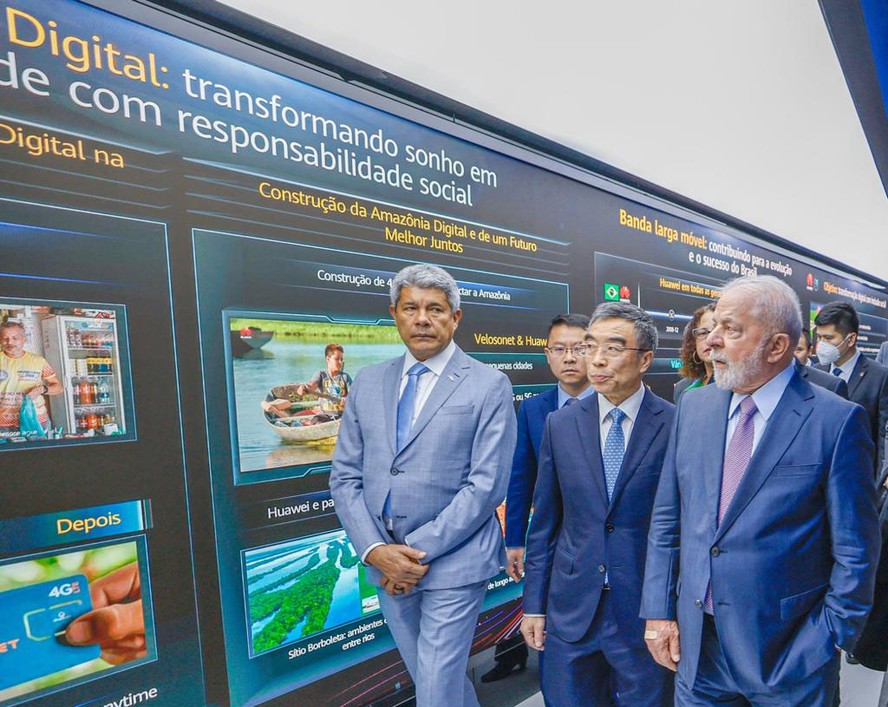 O Presidente  Luiz Inácio Lula da Silva, durante visita ao Centro de Pesquisa e Desenvolvimento da Huawei. Xangai - China.