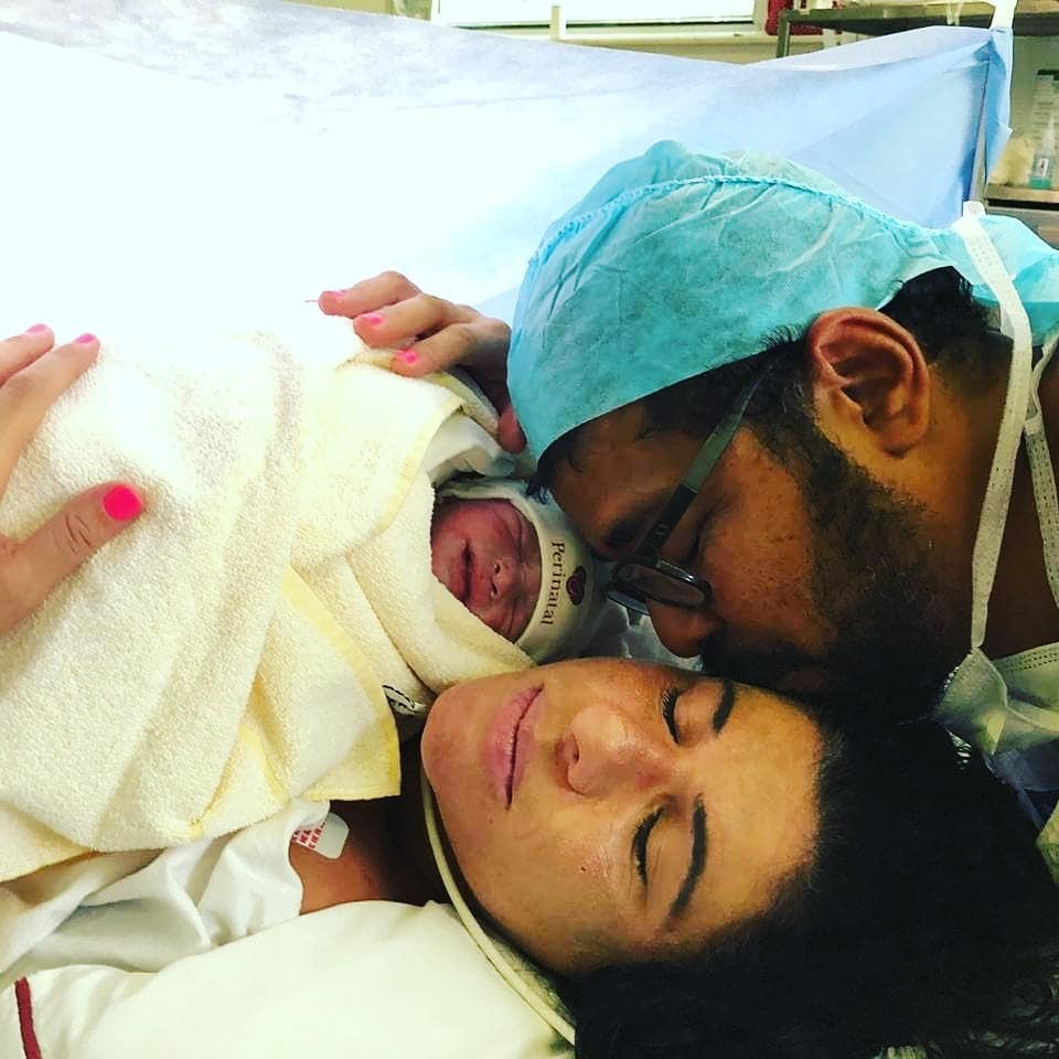 Madalena pouco depois de nascer junto aos pais Tunico e Deborah (Foto: Reprodução Instagram)