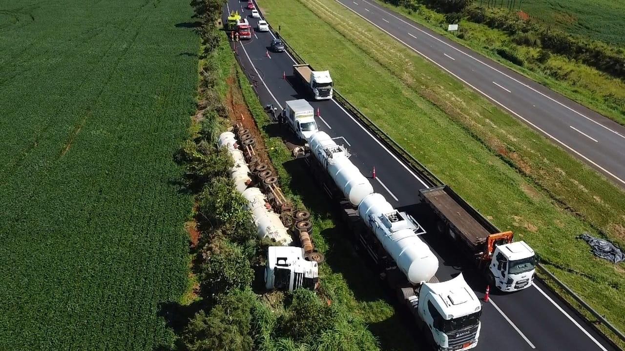 
Trânsito na BR-050 em Uberlândia é liberado após transbordo de carga de etanol de carreta que tombou
