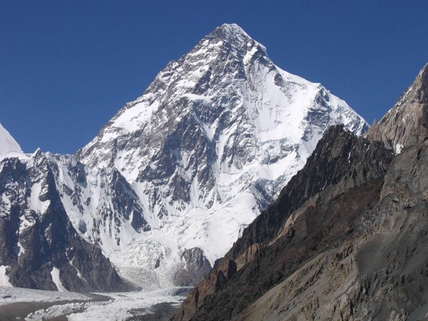 O K2: uma pirâmide perfeita, difícil e traiçoeira para alpinistas (Foto: Wikipedia)
