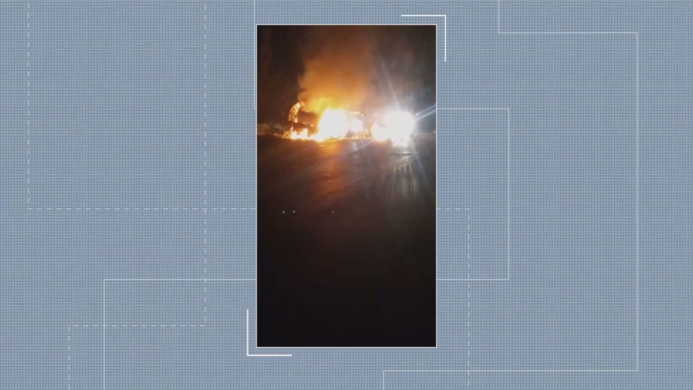 Veículos pegaram fogo na BR-040, em Itabirito — Foto: Reprodução/TV Globo