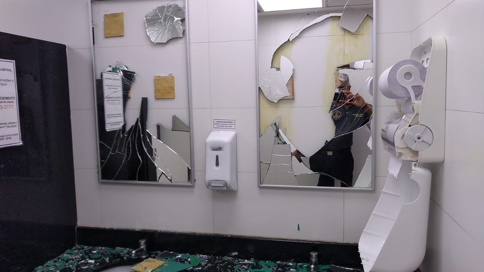 Um homem foi detido depois de quebrar o banheiro do Tribunal de Justiça do Estado do Rio de Janeiro — Foto: Arquivo pessoal