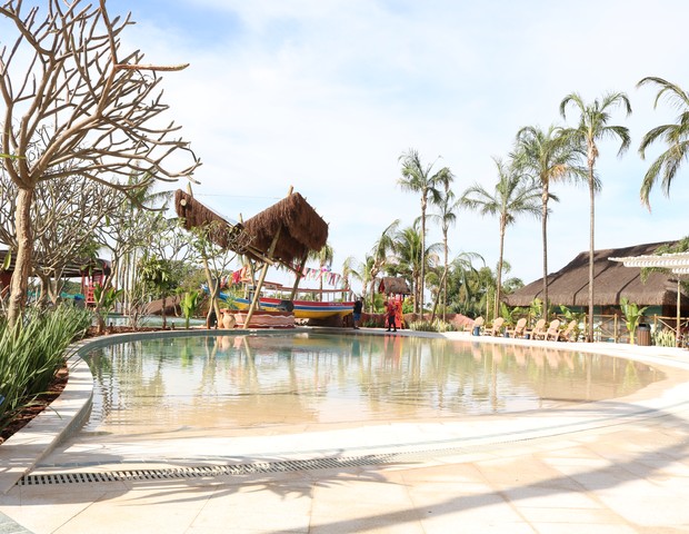 A piscina no estilo prainha tem acesso fácil para crianças e água bem rasinha (Foto: Divulgação)