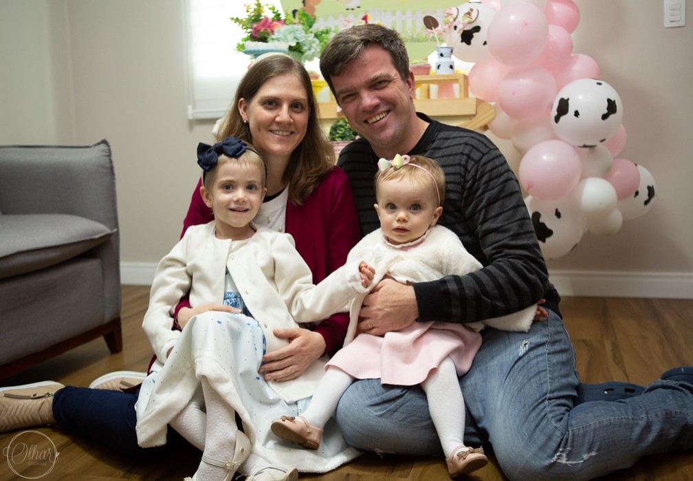 Isabela Feckinghaus, de 5 anos, com a mãe, Carolina Monteguti, o pai, Marcelo Feckinghaus, e a irmã, Marina — Foto: Arquivo pessoal