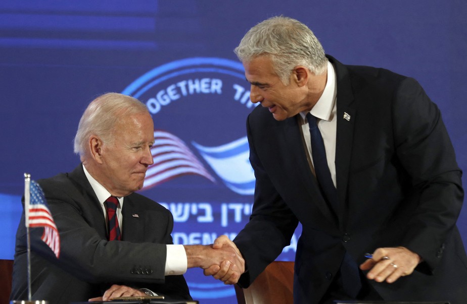O presidente americano, Joe Biden, e o premier israelense, Yair Lapid, durante assinatura de memorando em Israel