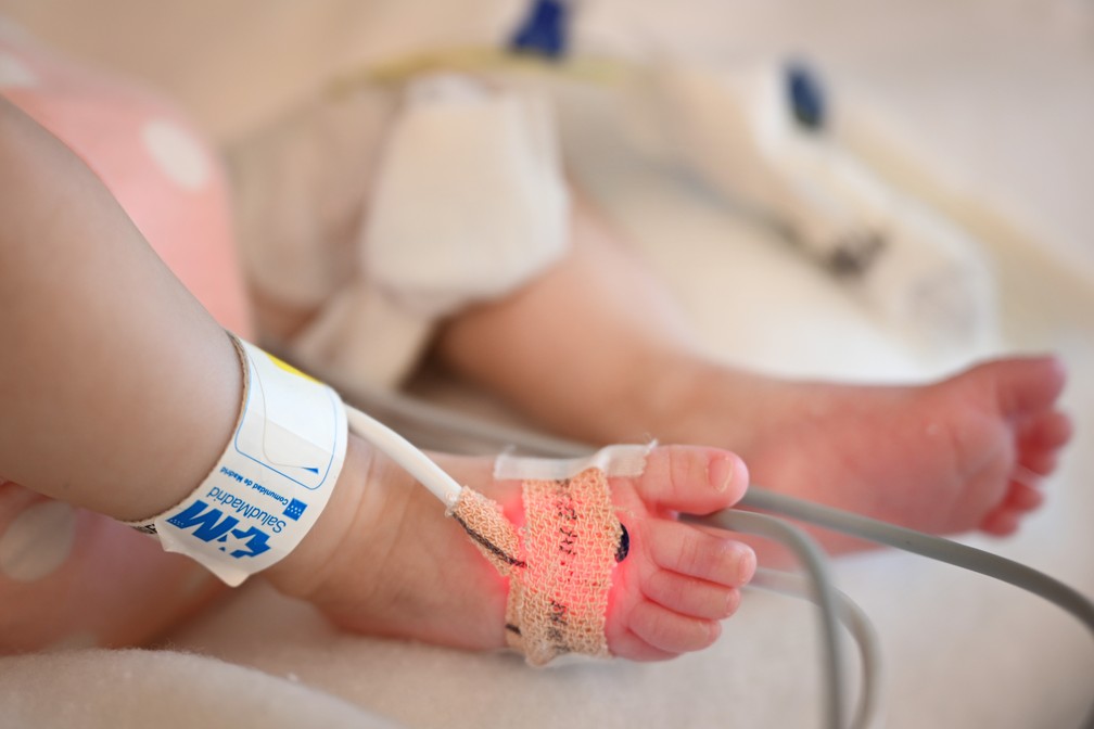 A menina Naiara, de dois meses, recebeu um transplante de coração em uma cirurgia pioneira na Espanha — Foto: Hospital Gregorio Marañón