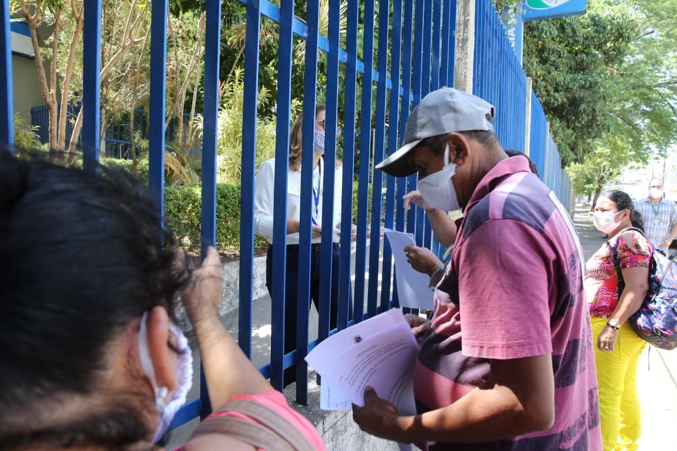 Uma fila de beneficiários se formou na agência do INSS da Parquelândia, em Fortaleza. — Foto: José Leomar/SVM