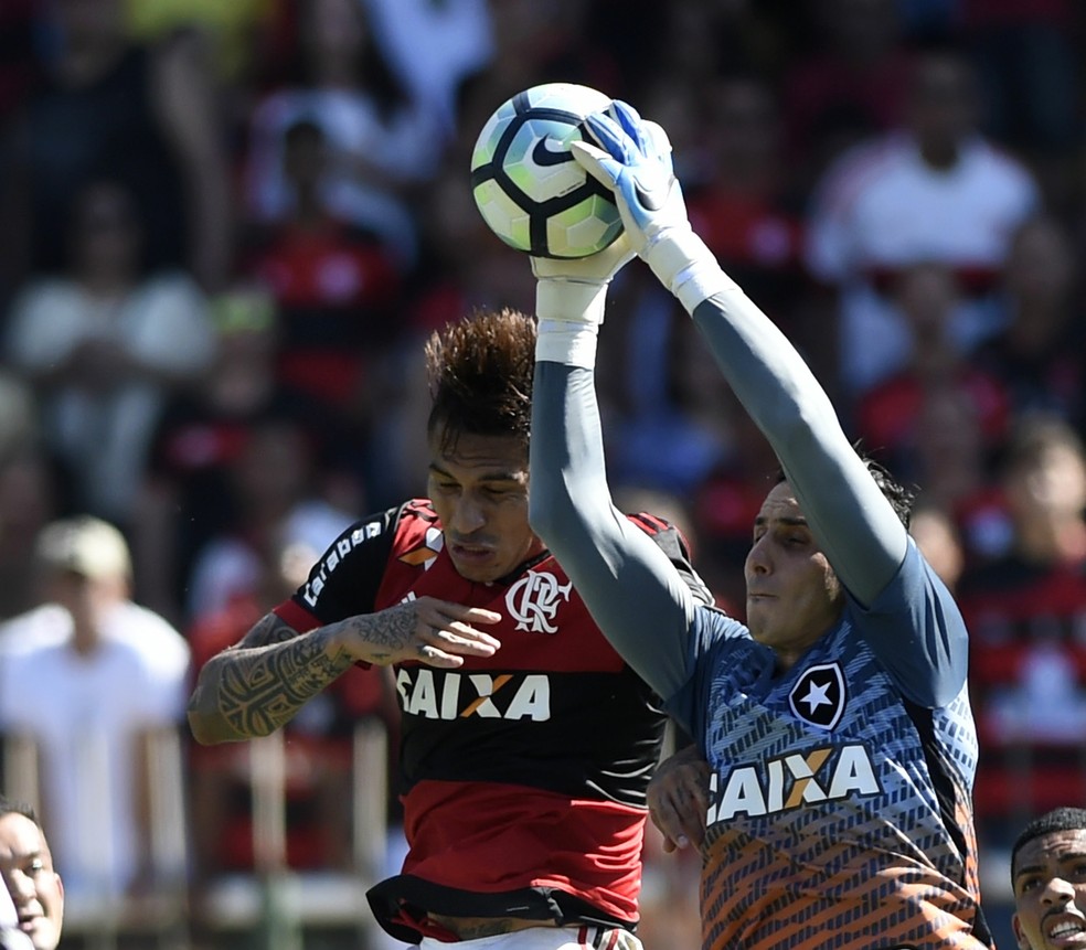 Guerrero, machucado, não deve enfrentar o Botafogo quarta (Foto: André Durão)