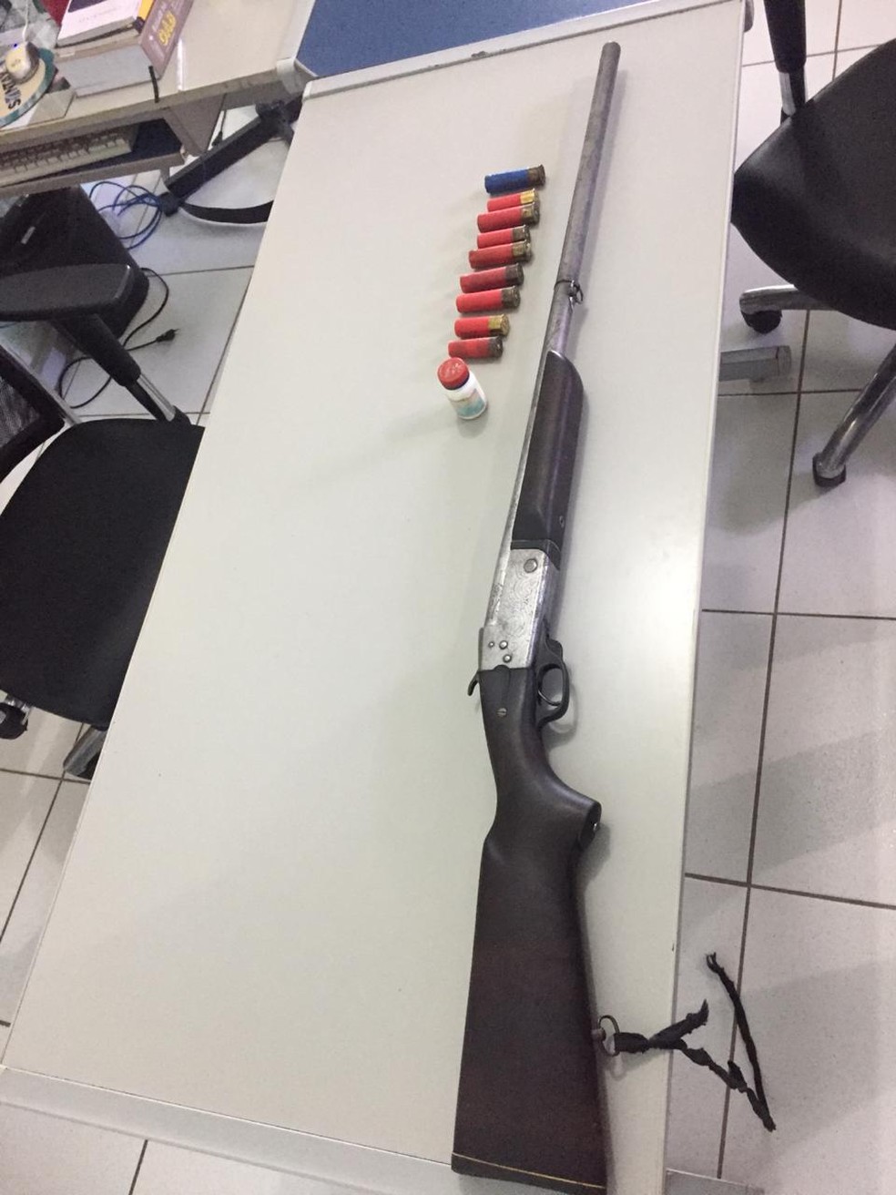 Durante vistoria foi localizada uma espingarda calibre 12, nove munições e um balote — Foto: Polícia Militar / Divulgação