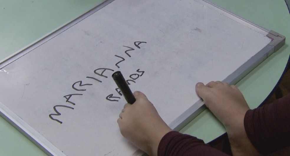 Mariana faz aulas de natação e desenvolve escrita com os pés  — Foto: Reprodução/NSC TV