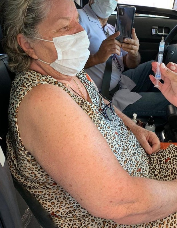 Dona Emma, mãe de Adriane Galisteu, foi vacinada nesta quarta-feira (3) (Foto: Reprodução/Instagram)