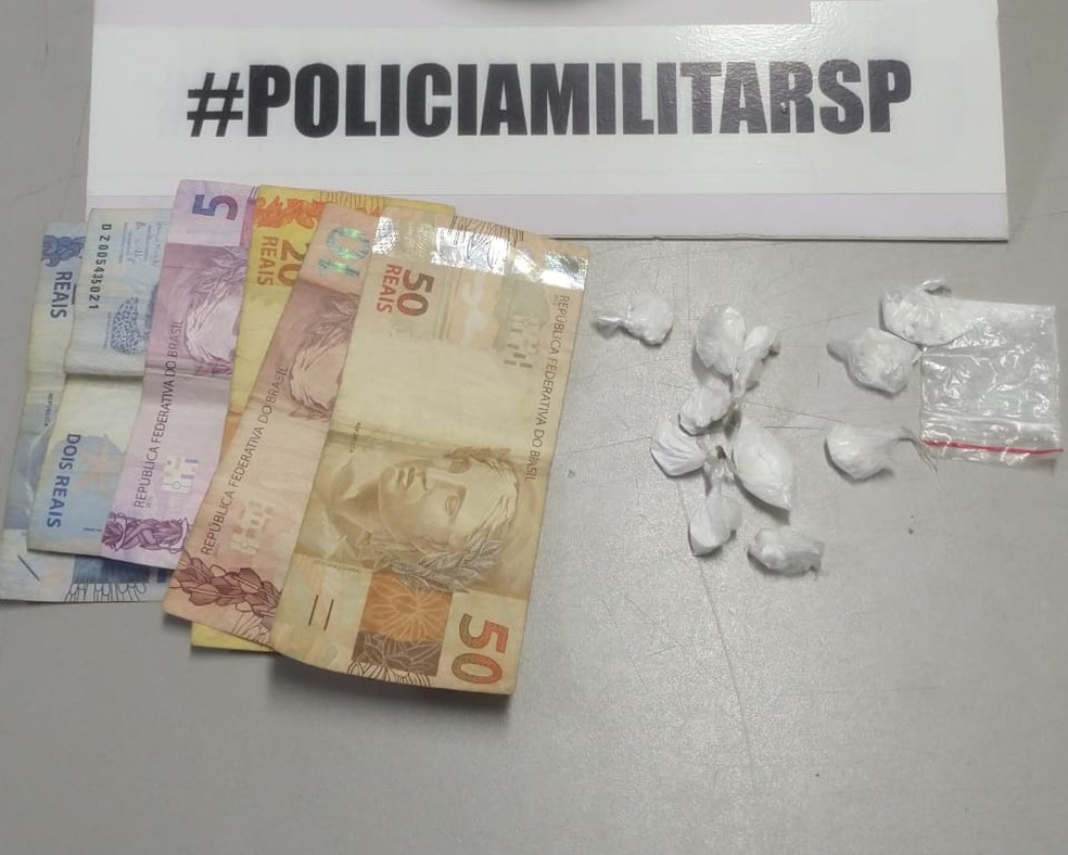 Dinheiro e porções de cocaína foram apreendidos com o suspeito — Foto: Polícia Militar