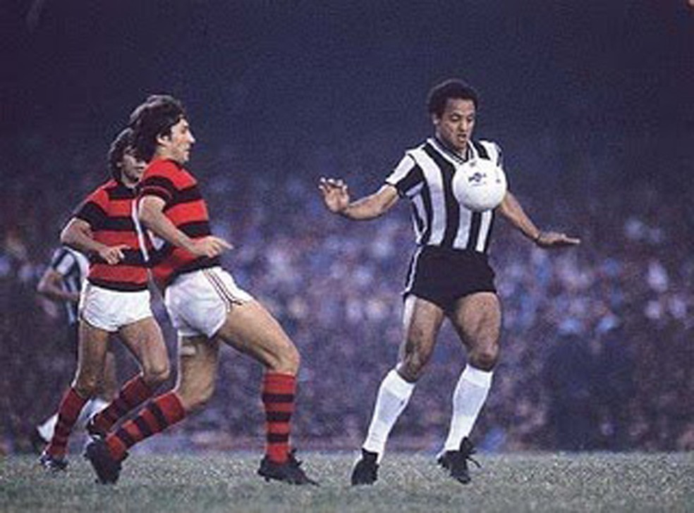 Zico e Reinaldo, na foto acima j&aacute; como estrelas de Flamengo e Atl&eacute;tico-MG, duelaram pela primeira vez em 1973 &mdash; Foto: Divulga&ccedil;&atilde;o