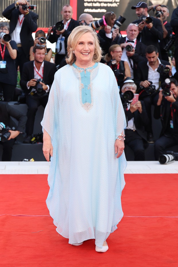 VENICE, ITALY - AUGUST 31: Hillary Clinton attends the "White Noise" and opening ceremony red carpet at the 79th Venice International Film Festival on August 31, 2022 in Venice, Italy. (Photo by Daniele Venturelli/WireImage) (Foto: WireImage)