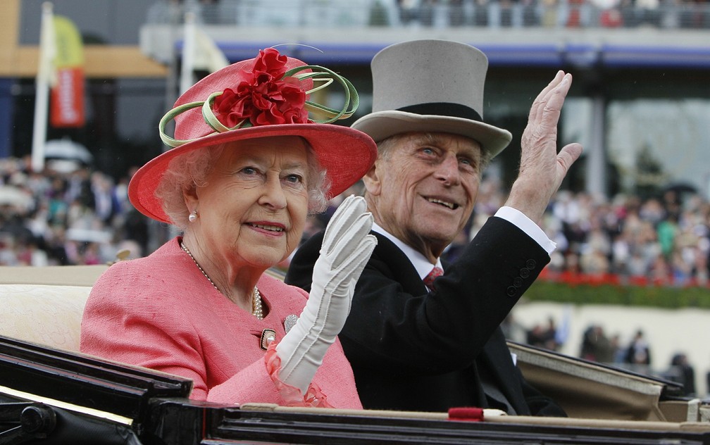 Rainha Elizabeth II e príncipe Philip em evento em junho de 2011 — Foto: AP Photo/Alastair Grant