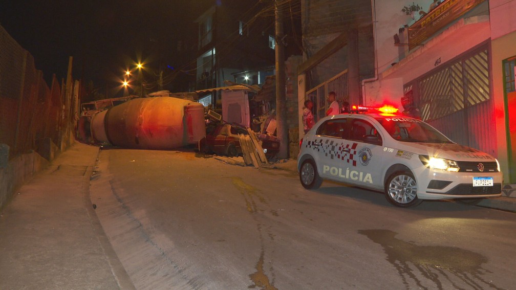 Caminhão betoneira tomba no ABC e destrói casas e carros — Foto: Reprodução TV Globo