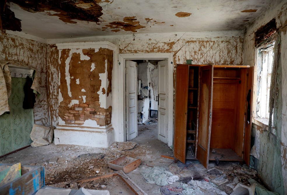 Uma casa é vista na vila abandonada de Zalissya, perto da usina nuclear de Chernobyl, na Ucrânia, no dia 12 de abril. — Foto: Gleb Garanich/Reuters