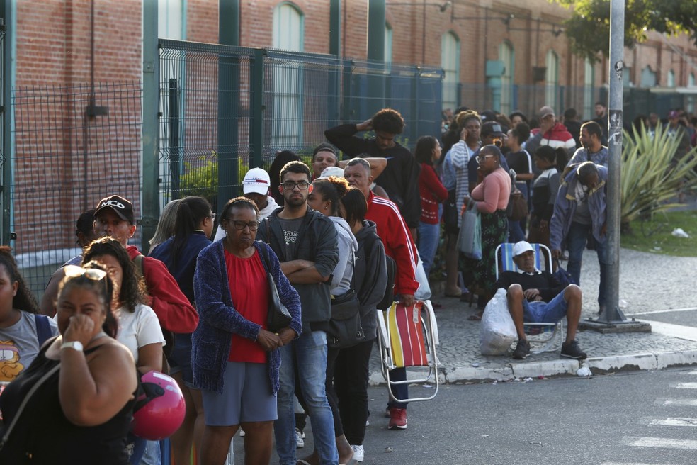 Fila para o recadastramento do CadÚnico e poder ter acesso ao Auxílio Brasil — Foto: Fabiano Rocha/Agência O Globo