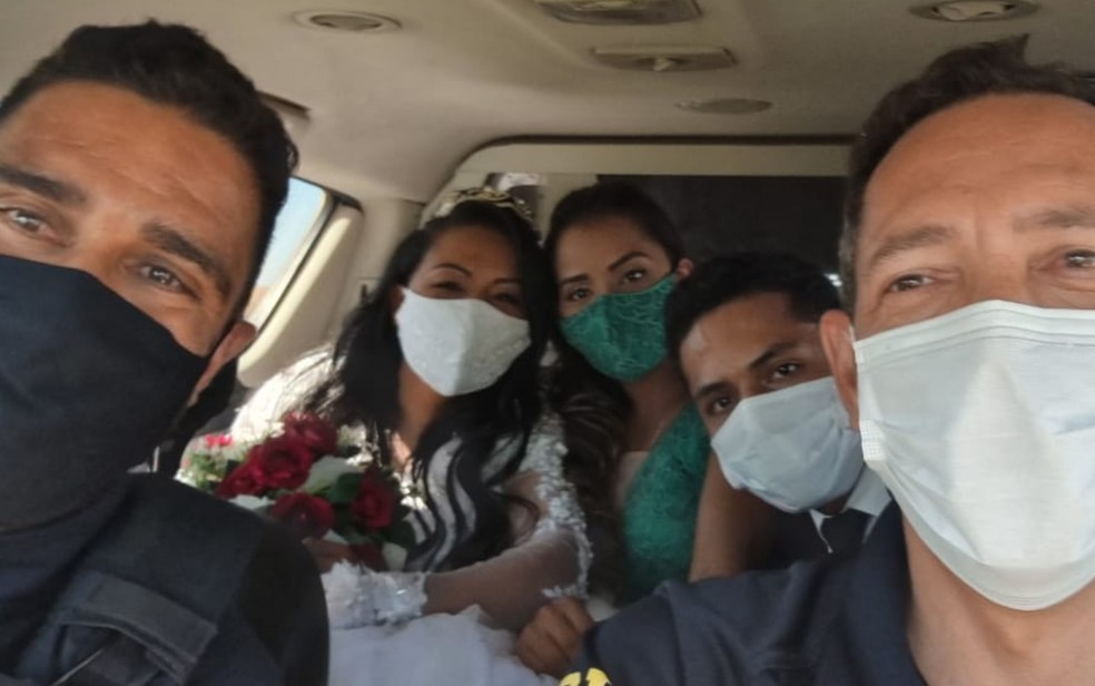 Noiva e padrinhos dentro da viatura da PRF a caminho do casamento, em Planaltina ? Foto: Reprodu??o/TV Anhanguera