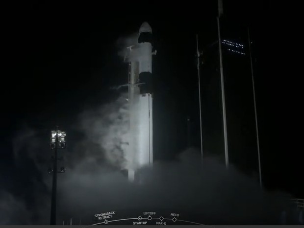 Imagem do foguete Falcon 9 na base do Centro Espacial Kennedy da NASA, em Cabo Canaveral, na Flórida (EUA) (Foto: SpaceX/Reprodução-Internet)