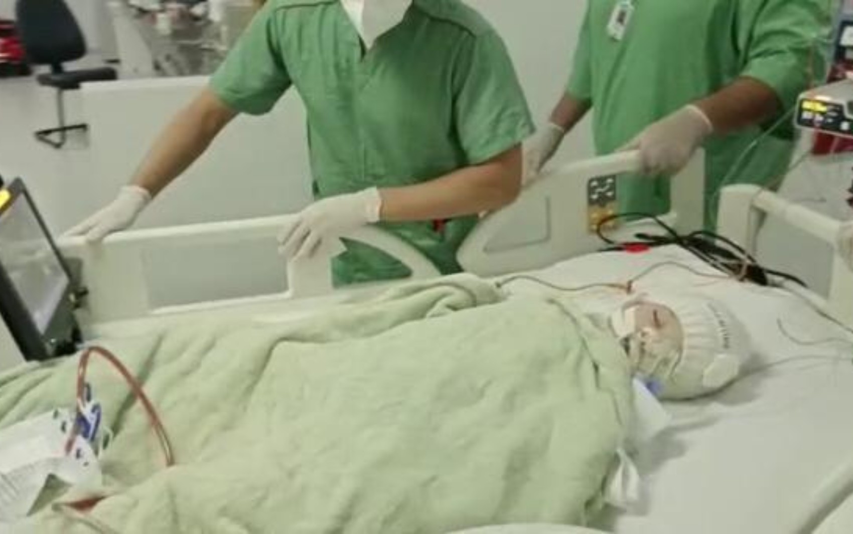 Após cirurgia com duração de mais de 10 horas, siamesas Valentina e Heloá são separadas em Goiânia