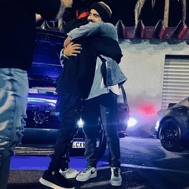 Fiuk e Caio Castro se abraçam em encontro no Drift Meet (Foto: Reprodução/Instagram)