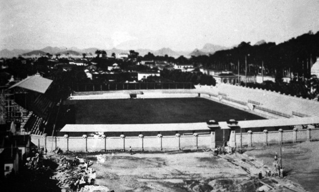 Estádio das Laranjeiras a poucas semanas da inauguração, com campo e arquibancadas concluídos