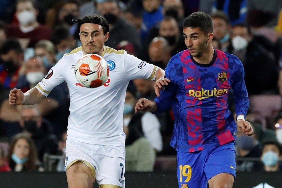 Em outro momento do jogo, Ferran Torres aparece com o uniforme completo — Foto: EFE