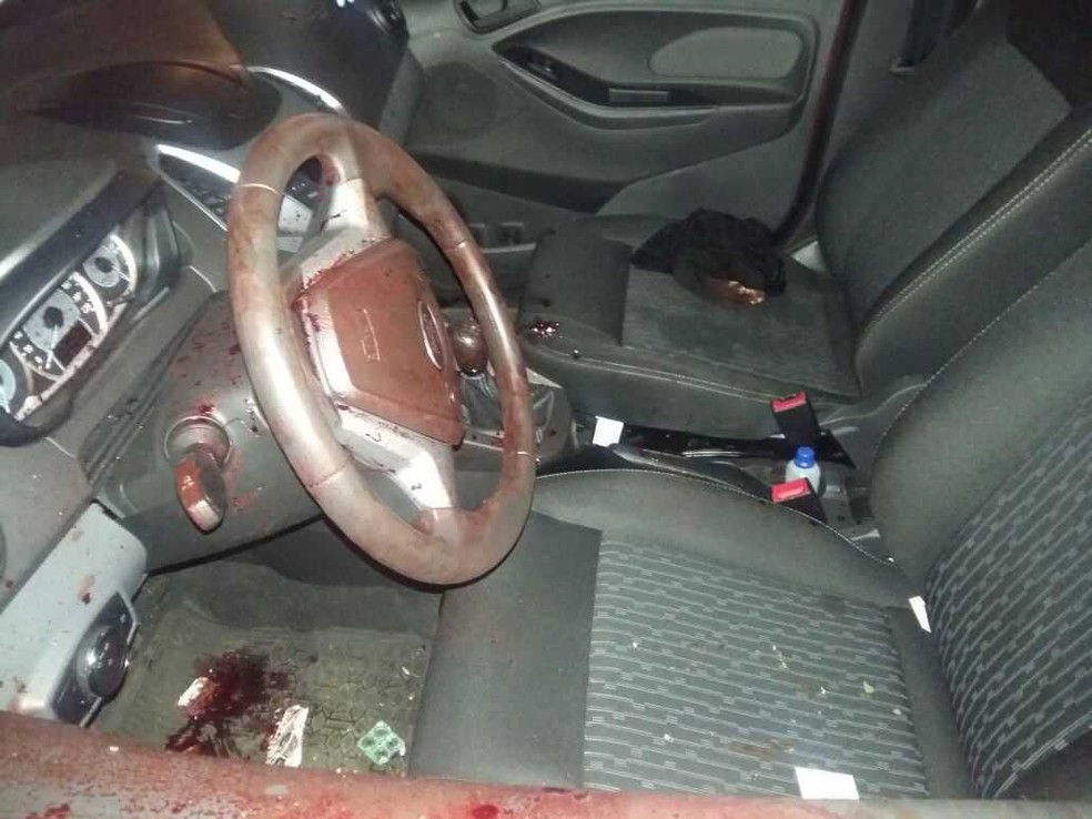 Carro roubado foi encontrado na Avenida dos Gaúchos, em Porto Alegre, sujo de sangue (Foto: Reprodução/RBS TV)