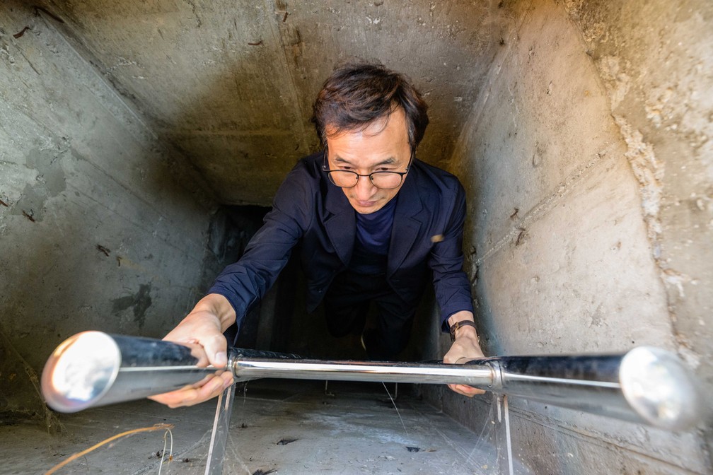Professor de arquitetura Lee Tae-goo mostra bunker capaz de resistir a um ataque nuclear construído por ele na Coreia do Sul — Foto: Anthony Wallace / AFP