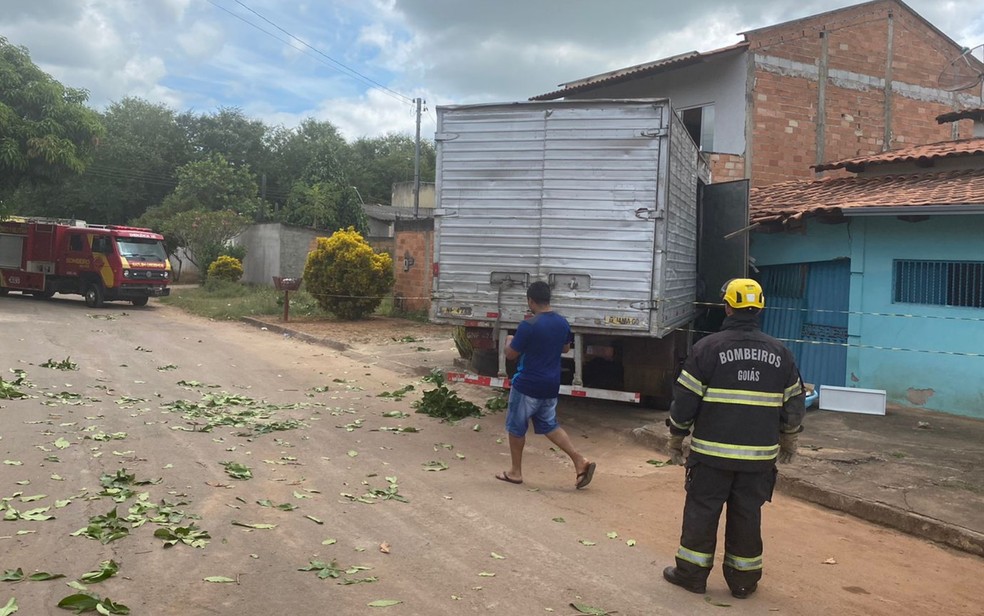 Caminhão desgovernado invade casas em Goiânia, Goiás — Foto: Divulgação/Corpo de Bombeiros