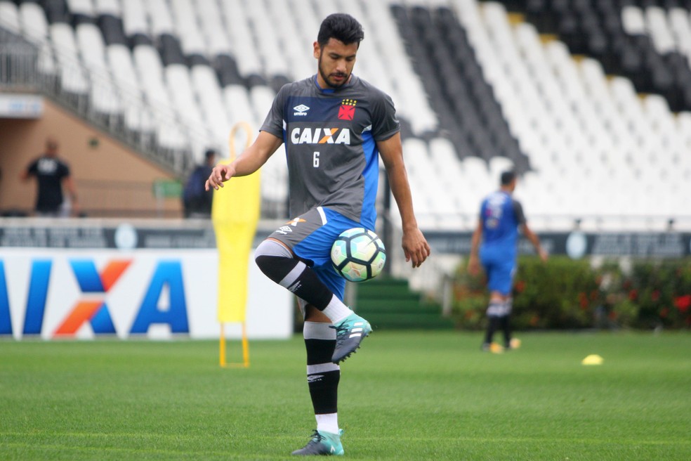 Andrés Rios domina a bola em treino do Vasco (Foto: Paulo Fernandes / Vasco)