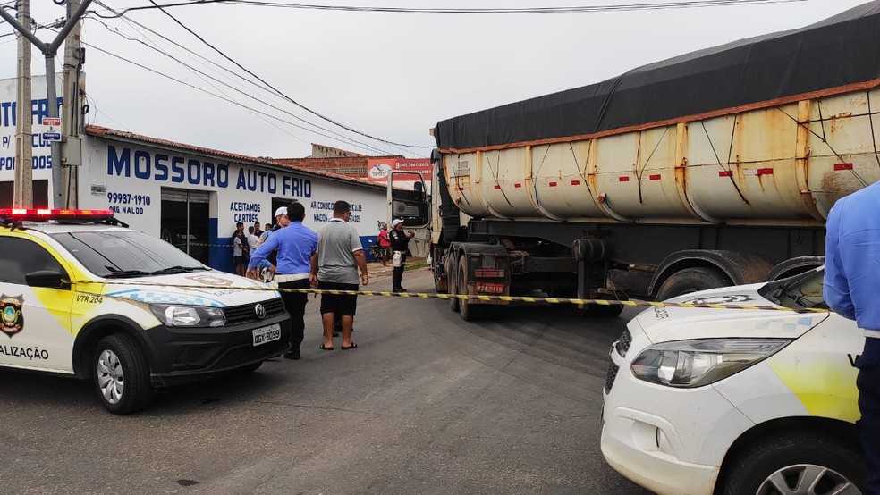 Idoso de 83 anos morreu depois de ser atropelado por um caminhão carregado de sal em Mossoró — Foto: Isaiana Santos/Inter TV Costa Branca