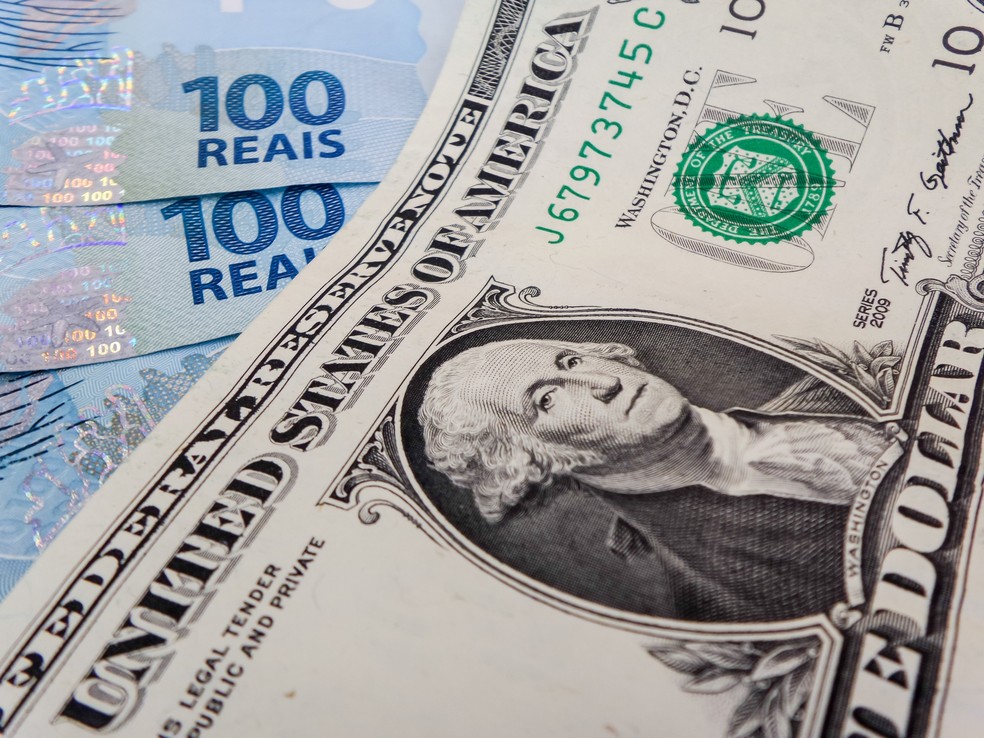 Notas de dólar e real — Foto:  Rafael Neddermeyer/ Fotos Públicas