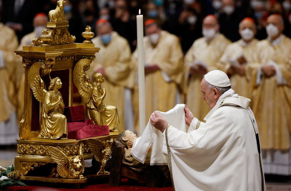 Papa Francisco celebra a Missa do Galo no Vaticano — Foto: Guglielmo Mangiapane/Reuters