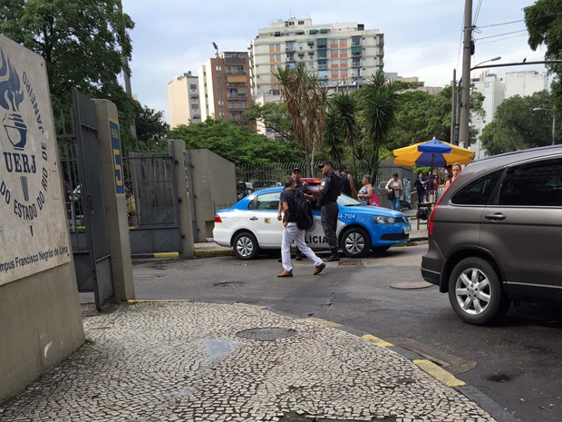 Obras interditam parte do estacionamento no Campus Maracanã - UERJ