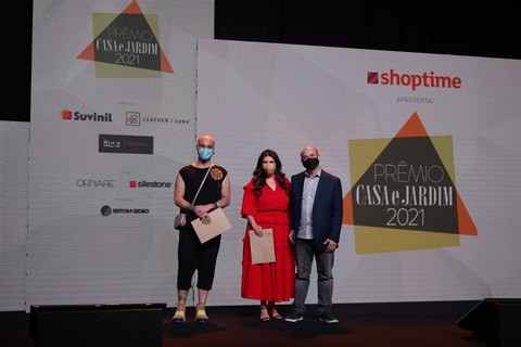Pedro Galaso e Ticiane Lima, finalistas da categoria Criar com Conexão apresentada pela Leather Labs, ao lado de Jorge Bittencourt Castilho, gerente de marketing da marca