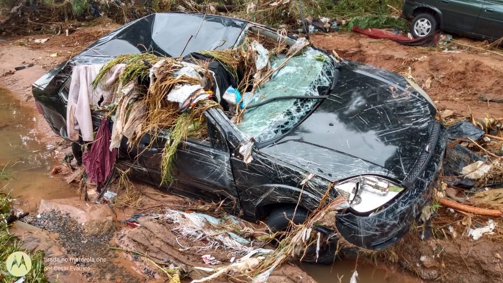 Carro arrastado ficou cheio de sujeira em Bauru â€” Foto: CÃ©sar Evaristo/TV TEM