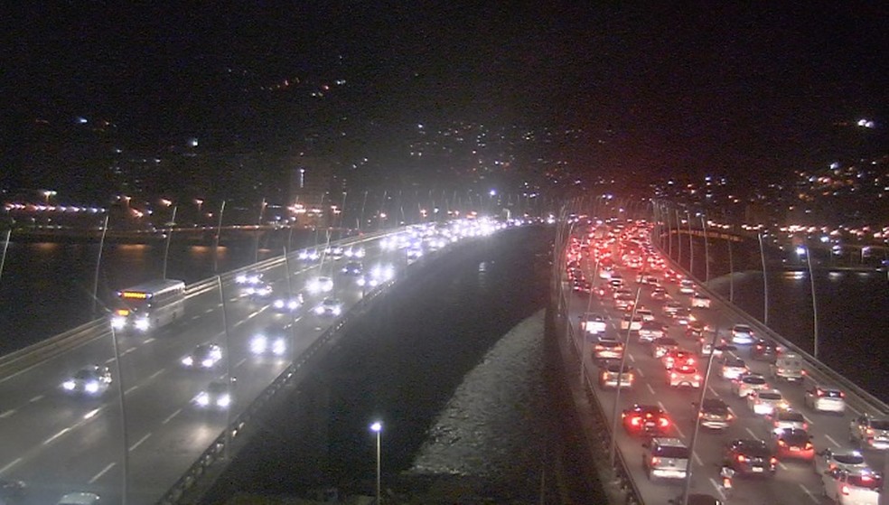 Trânsito na Ponte Pedro Ivo Campos às 20h45 — Foto: Reprodução/NSC TV