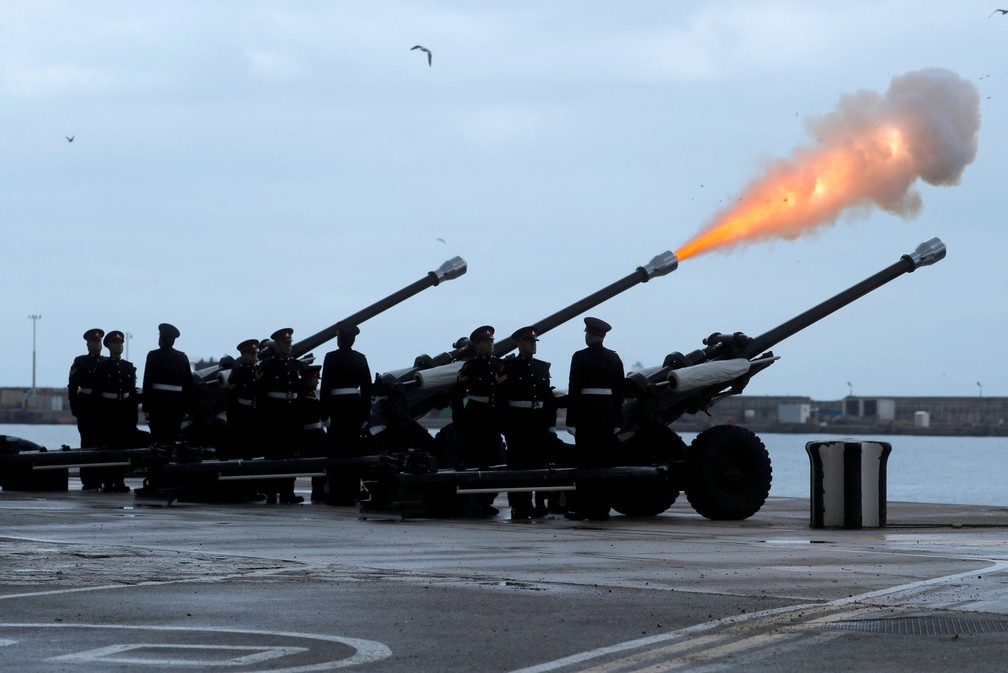 Soldados do regimento real de Gibraltar disparam canhões em homenagem ao príncipe Philip — Foto: Reuters/Jon Nazca