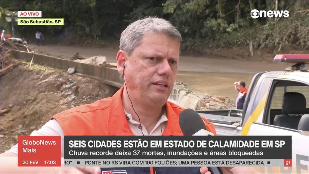 Governador de So Paulo, Tarcsio de Freitas, fala  GloboNews sobre enchentes no litoral de SP