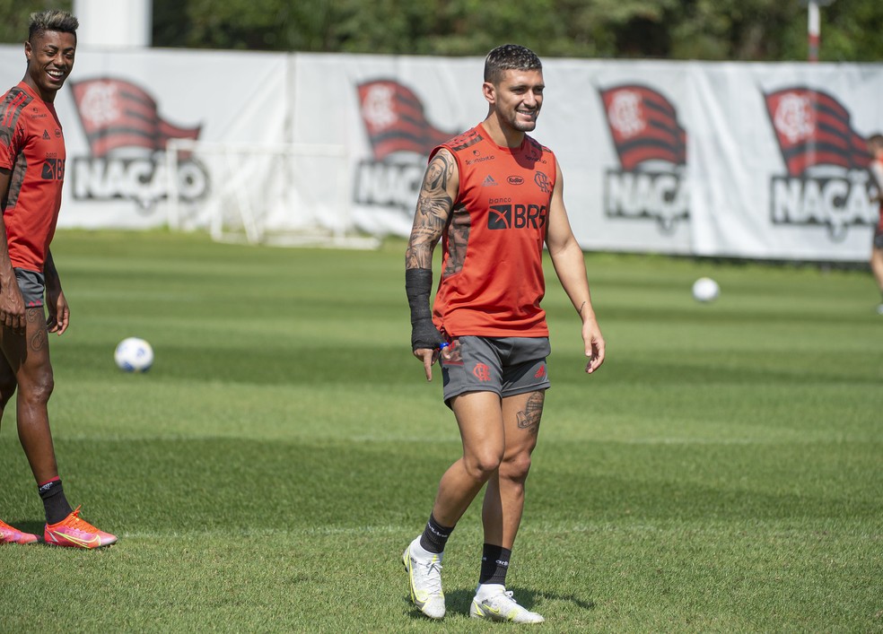 Arrascaeta com a proteção na mão direita no treino do Flamengo — Foto: Alexandre Vidal/Flamengo