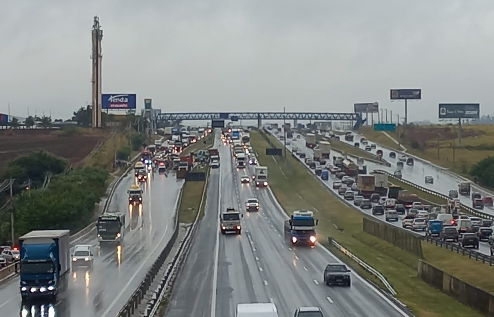 Trânsito congestionado na Rodovia Dom Pedro I em Campinas após acidente com caminhão e carreta — Foto: Johnny Inselsperger/EPTV