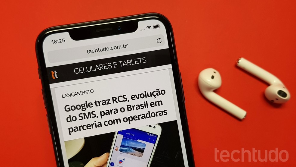 iPhone X seria relançado em versão mais em conta com leitor de digitais na tela e notch mais discreto — Foto: Thássius Veloso/TechTudo