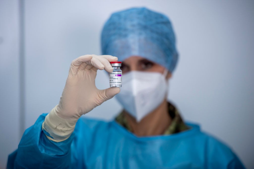 Covid-19: Vacina da AstraZeneca passa a se chamar Vaxzevria  (Foto: Getty Images)