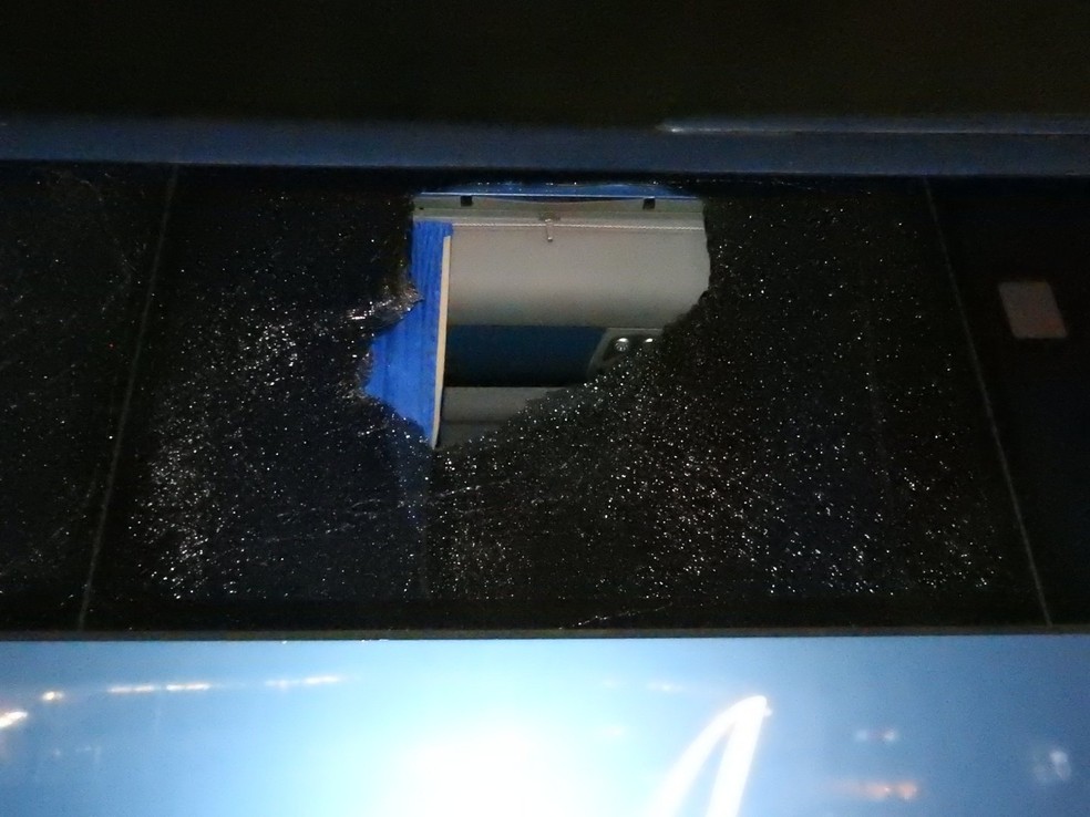 &Ocirc;nibus de torcedores do Flamengo &eacute; apedrejado &mdash; Foto: Fred Gomes