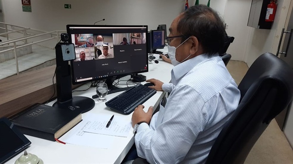 Secret&aacute;rio municipal de Tr&acirc;nsito e Transportes, Jorge Akira, durante reuni&atilde;o online com vereadores &mdash; Foto: Divulga&ccedil;&atilde;o/ C&acirc;mara de Piracicaba